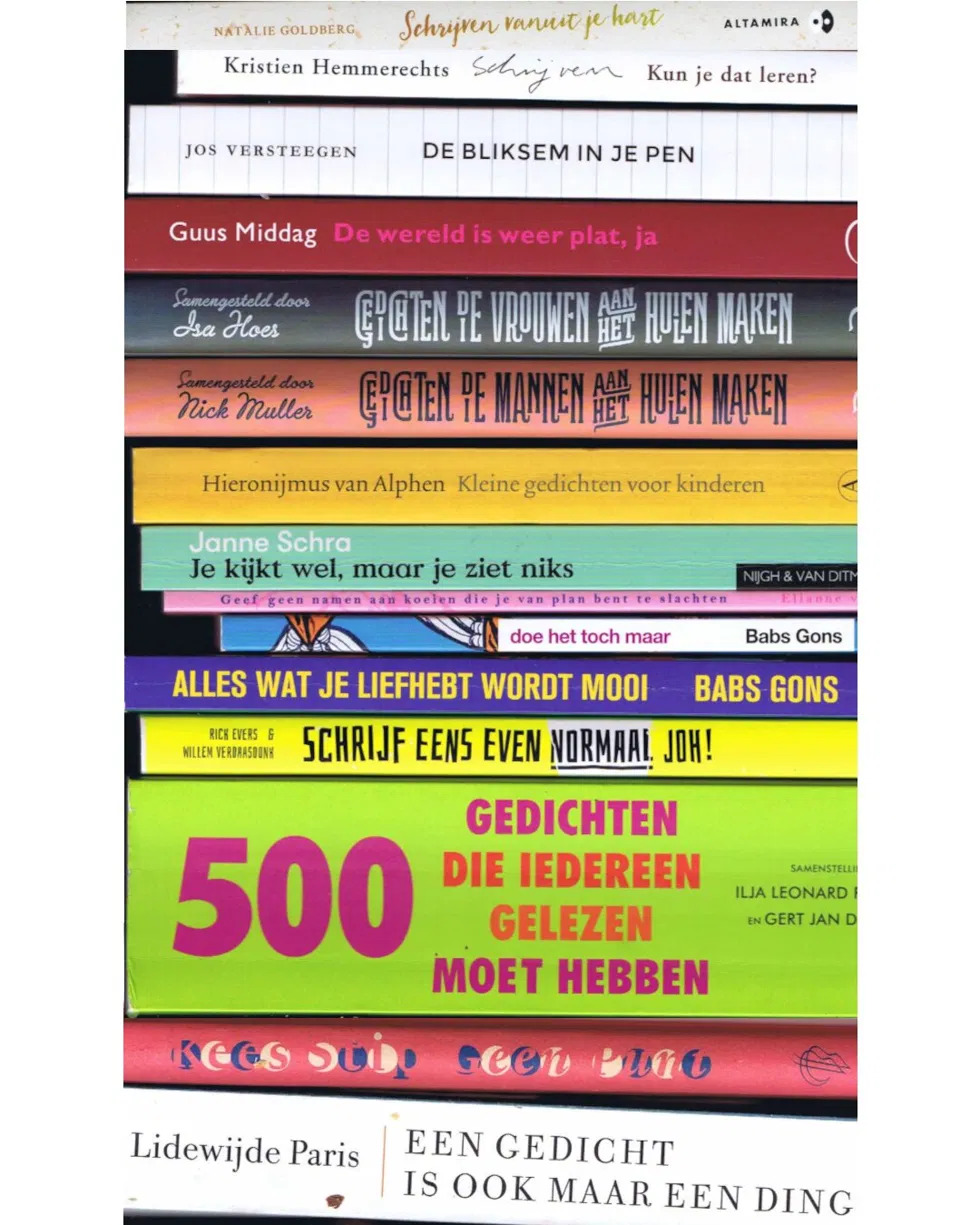 Stapel poëzie- en schrijfboeken waarvan de ruggen samen het gedicht vormen